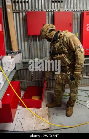 Un défenseur du 5th Security Forces Squadron effectue un balayage de sécurité lors d'une purge de ligne de vol à l'appui de l'exercice Prairie vigilance/Bayou vigilance 24-2 à la base aérienne de Minot, Dakota du Nord, le 5 janvier 2024. Une « purge » est un balayage de sécurité spécial qui prépare une zone pour les actifs de niveau de protection 3. Banque D'Images