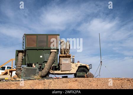 L'équipe radar, aérodrome et systèmes météorologiques du 409th Air Expeditionary Group remplace les fenêtres d'une tour de contrôle mobile MSN-7 le 8 janvier 2024, à la base aérienne 201, Niger. La tour de contrôle mobile est une installation de contrôle de la circulation aérienne à réponse rapide capable de fournir des capacités de contrôle de la circulation aérienne à partir du lit d'un Humvee. Banque D'Images