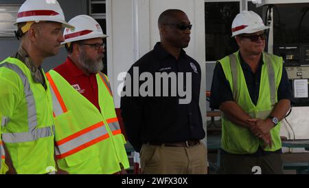 Le major général William « Butch » Graham U.S. Army corps of Engineers, commandant adjoint du quartier général, reçoit des mises à jour sur la mission de récupération des feux de forêt lors d’une visite de site dans les zones touchées à Lahaina, Hawaii, le 10 janvier. L'USACE gère le programme d'enlèvement des débris en appui au comté de Maui, à l'État d'Hawaï et à l'Agence fédérale de gestion des urgences de la FEMA. Banque D'Images