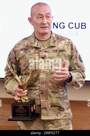 Le colonel Eric Smith, commandant de la brigade de soutien de la 34e division, reçoit l'aigle d'état-major pour avoir servi en tant que chef d'état-major adjoint pour la logistique (G4) dans le quartier général de la Force conjointe de la Garde nationale de l'Illinois de juillet 2022 à septembre 2023. Smith se déploiera avec le quartier général de sa brigade plus tard ce mois-ci. Le major général Rodney Boyd, adjudant général adjoint de l'armée de la Garde nationale de l'Illinois et commandant de la Garde nationale de l'Illinois, a présenté l'Eagle à Smith lors de la mise à jour du commandant de la Garde nationale de l'Illinois Banque D'Images