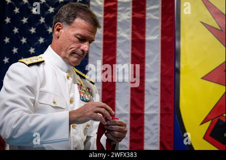 L’amiral John C. Aquilino, commandant du Commandement Indo-Pacifique des États-Unis, se prépare à présenter le général Chalermphon Srisawasdi, ancien chef de la Défense des Forces armées royales thaïlandaises (RTARF), à la Légion du mérite à Bangkok le 18 janvier 2024. La Légion du mérite est la plus haute distinction que les États-Unis peuvent accorder à un dirigeant étranger ; elle est réservée aux personnes qui ont fait preuve d'une conduite exceptionnellement méritoire dans l'exécution de services exceptionnels. USINDOPACOM est déterminé à renforcer la stabilité dans la région Indo-Pacifique en promouvant la coopération en matière de sécurité, en encourageant le développement pacifique, en répondant à la con Banque D'Images