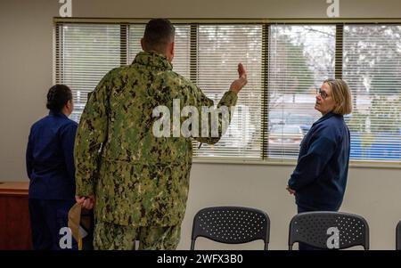 240122-N-KY668-1288 MILLINGTON, TENNESSEE - (22 janvier 2024) - le capitaine Michael Mosbruger, commandant à bord de Naval support Activity (NSA) Mid-South, parle avec l'amiral Linda L. Fagan, commandant de la Garde côtière, lors d'une visite de la base, le 22 janvier 2024. Le secteur de la Garde côtière américaine Lower Mississippi River est en train de déménager dans son nouveau bureau à bord de NSA Mid-South. Banque D'Images