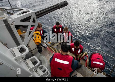 240124-N-ED228-1070 OCÉAN PACIFIQUE (24 janvier 2024) des marins participent à un téléchargement du système d'armes rapprochées à bord du porte-avions de classe Nimitz USS Abraham Lincoln (CVN 72). Le Abraham Lincoln Carrier Strike Group est en cours dans la zone d'opérations de la 3e flotte américaine, menant un entraînement tactique avancé qui augmente la capacité de combat et la compétence tactique dans tous les domaines. Banque D'Images