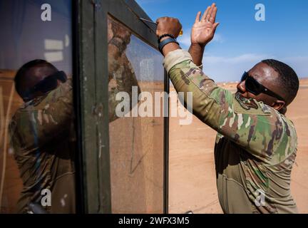 Le Sgt Treaon Sterling, sous-officier responsable du radar, de l'aérodrome et des systèmes météorologiques du 409th Air Expeditionary Group, enlève une fenêtre endommagée d'une tour de contrôle mobile MSN-7 à la base aérienne 201, le 8 janvier 2023. L'équipe de LA RAW a remplacé plusieurs fenêtres de la tour de contrôle mobile, qui avaient été fissurées lors d'une tempête de vent violente, pour permettre aux aéronefs de fonctionner sans interruption et en toute sécurité à partir de l'installation. Banque D'Images