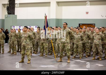 WORCESTER, Messe – au cours d’une grande cérémonie au Centre DCU, les familles, les amis et les dirigeants se sont réunis le 23 janvier 2024 pour envoyer le 1e bataillon du 181e régiment d’infanterie avant leur déploiement au Moyen-Orient à l’appui de l’opération Inherent Resolve. Parmi les conférenciers à la cérémonie figuraient le lieutenant-gouverneur Kim Driscoll, lieutenant-gouverneur du Massachusetts, le major général Gary W. Keefe, adjudant général de la garde nationale du Massachusetts, et le lieutenant-colonel Alex Hampton, commandant du 1-181st Infantry Battalion. Au cours de la cérémonie, Hampton et le Sgt de commandement Sean P. Fitzgerald, Commandement Serge Banque D'Images