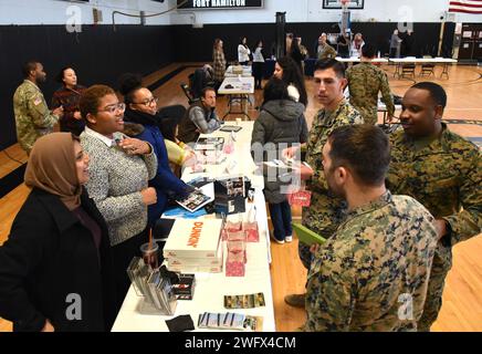 Des membres du service de l'armée américaine, des employés civils affectés à la garnison de l'armée américaine fort Hamilton et des partenaires communautaires du corps des Marines et de la Garde côtière américaine ont assisté à l'échange d'informations communautaires de fort Hamilton au centre de fitness du poste le 24 janvier 2024. L'événement a permis au personnel et aux organisations de la garnison de fournir aux membres des services, aux familles et aux civils des informations et pratiques actuelles des partenaires de soutien à l'installation afin de sensibiliser et de maintenir la préparation de la mission et des familles sur et hors du poste. Banque D'Images