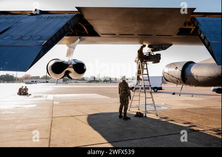 Des aviateurs affectés à la 20e unité de maintenance d'aéronefs effectuent la maintenance d'un pylône d'armement B-52H Stratofortress pendant l'exercice Prairie/Bayou vigilance 24-2 le 3 janvier 2024, à la base aérienne de Barksdale, Louisiane. L’exercice Prairie/Bayou vigilance 24-2 met l’accent sur le renforcement des compétences existantes des aviateurs et sur la promotion d’une équipe plus forte. Banque D'Images