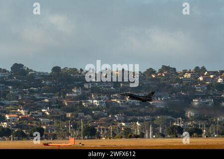 Un F-16 Fighting Falcon affecté au 175th Fighter Squadron décolle lors de l'opération Seawolf à la Naval Air Station North Island, Coronado, Californie, le 23 janvier 2024. Des aviateurs de la 114th Fighter Wing se sont rendus à la NASNI avec des F-16 Fighting Falcons affectés au 175th Fighter Squadron pour exécuter une formation maritime agile et conjointe avec la Marine et les Marines. Banque D'Images