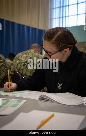 240118-N-KC192-1015 PORTSMOUTH, Virginie (16 janvier 2024) Hospital Corpsman 1st Class Mary Sigler, affectée aux Forces médicales navales de l'Atlantique (NMFL), passe l'examen d'avancement E-7 Navy-Wide dans le gymnase de base à bord de l'activité de soutien naval (NSA) Hampton Roads - Portsmouth Annex, 18 janvier 2024. Tenu une fois par an, l'examen évalue la formation continue attendue des maîtres-maîtres avant les jurys de sélection. Banque D'Images