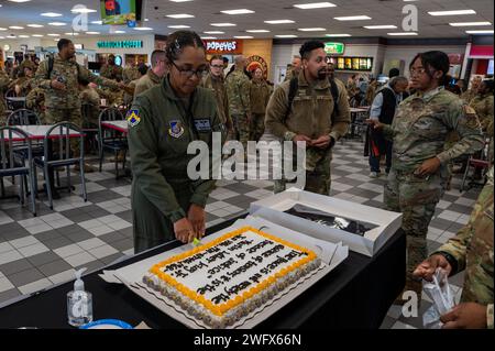 Le colonel Elizabeth Anderson-Doze, commandant du 8e groupe médical, coupe un gâteau célébrant Martin Luther King Jr Journée à la base aérienne de Kunsan, République de Corée, 11 janvier. 2023. Le gâteau était marqué par une citation de Martin Luthar King Jr. Qui disait : «la paix véritable n’est pas seulement l’absence de tension ; c’est la présence de la justice». Banque D'Images