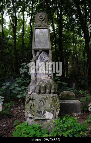 Varsovie, Pologne - 7 août 2023. Tombes et pierres tombales dans l'ancien cimetière juif (GESIA) de la rue Okopowa à Varsovie, Pologne. Banque D'Images