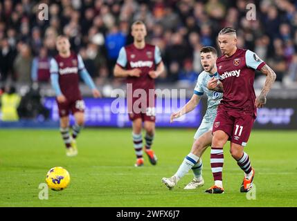 Kalvin Phillips de West Ham United (à droite) et Ryan Christie de Bournemouth se battent pour le ballon lors du match de Premier League au London Stadium. Date de la photo : jeudi 1 février 2024. Banque D'Images