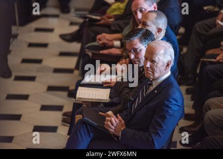 Le président des États-Unis Joe Biden est assis dans le Statuary Hall dans le bâtiment du Capitole à Washington, DC le jeudi 1 février 2024, pour l'événement annuel de la National Prayer Breakfast Foundation. Le président de la Chambre des représentants américaine Mike Johnson (républicain de Louisiane) essuie une larme de son œil alors que le chanteur d'opéra Andrea Bocelli joue. Crédit : Annabelle Gordon/CNP Banque D'Images