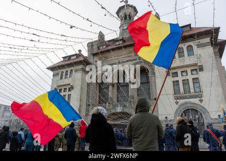 Des spectateurs ont brandi le drapeau national de la Roumanie lors de la Journée de l'unification des principautés roumaines, « la petite Journée de l'Union », devant le Musée d'Histoire nationale et d'Archéologie à Constanta, Roumanie, le 24 janvier 2024. Le jour de la petite Union est un jour férié célébré en Roumanie chaque 24 janvier pour commémorer l'unification des principautés roumaines (Moldavie et Valachie). Cet événement observé conjointement renforce les partenariats entre la population roumaine locale et les États-Unis et la présence multinationale en Roumanie. Banque D'Images