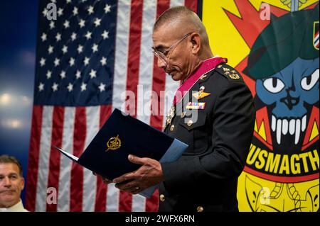 Le général Chalermphon Srisawasdi, ancien chef de la Défense des Forces armées royales thaïlandaises (RTARF), prend la parole après avoir reçu la Légion du mérite épinglée par l’amiral John C. Aquilino, commandant du Commandement Indo-Pacifique des États-Unis, à Bangkok le 18 janvier 2024. La Légion du mérite est la plus haute distinction que les États-Unis peuvent accorder à un dirigeant étranger ; elle est réservée aux personnes qui ont fait preuve d'une conduite exceptionnellement méritoire dans l'exécution de services exceptionnels. USINDOPACOM est déterminé à renforcer la stabilité dans la région Indo-Pacifique en promouvant la coopération en matière de sécurité, en encourageant le développement pacifique, res Banque D'Images