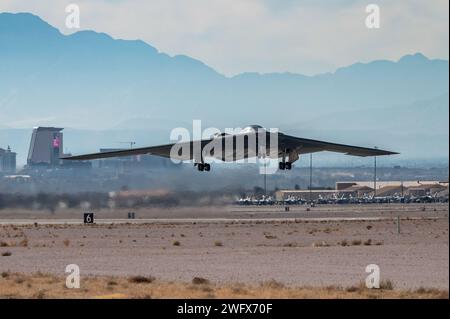 Un B-2 Spirit décolle pour la mission Red Flag-Nellis 24-1 à la base aérienne de Nellis, Nevada, le 16 janvier 2024. Le signal d'alarme est une occasion d'améliorer la préparation et la formation nécessaires pour répondre en tant que force commune à toute crise ou défi potentiel à travers le monde. Banque D'Images