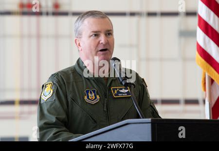 Le colonel Joseph Romeo parle aux membres lors d'une cérémonie ...