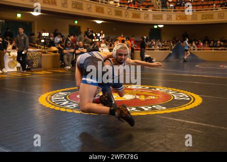 Deux lutteurs participent au tournoi Tim Brown Memorial Wrestling Tournament au Sacramento Memorial Auditorium de Sacramento, Californie, le 13 janvier 2024. Le tournoi annuel Tim Brown Memorial Wrestling est organisé pour les lycées californiens afin de concourir et d'honorer l'ancien lutteur de Fallen Marine et Foothill High School, lance Cpl Timothy Brown, tué au combat dans la province d'Anbar, en Irak, le 14 novembre 2006. Banque D'Images