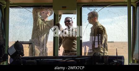 L'équipe radar, aérodrome et systèmes météorologiques du 409th Air Expeditionary Group remplace les fenêtres d'une tour de contrôle mobile MSN-7 le 8 janvier 2024, à la base aérienne 201, Niger. La tour de contrôle mobile est une installation de contrôle de la circulation aérienne à réponse rapide capable de fournir des capacités de contrôle de la circulation aérienne à partir du lit d'un Humvee. Banque D'Images