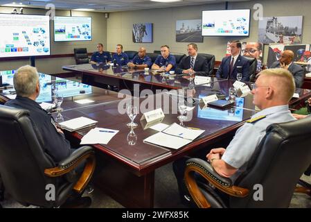 Des représentants de la direction du Homeland Security Task Force-Southeast Unified Command ont rencontré l’ambassade des États-Unis à Port-au-Prince, Haïti, le chargé d’Affaires Eric Stromayer, pour discuter de la posture de l’opération vigilant Sentry et d’autres initiatives de sécurité maritime au Coast Guard District Seven à Miami, Floride, le 8 janvier 2024. Le HSTF-se a été créé en 2003 et coordonne fréquemment les efforts de plusieurs organismes fédéraux, étatiques et locaux pour maximiser la préparation dans le cadre du plan OVS 2004 pour répondre aux événements migratoires maritimes dans toute la mer des Caraïbes. Banque D'Images