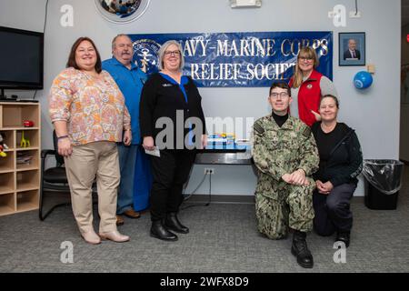 GRANDS LACS, il. (23 janvier 2024) . La Navy-Marine corps relief Society (NMCRS) a célébré ses 120 ans de service auprès des membres de la marine américaine et du corps des Marines, des membres admissibles de leur famille et des survivants avec un plateau à dessert à la Naval Station Great Lakes, le 23 janvier 2024. Le NMCRS est une organisation de service bénévole à but non lucratif qui utilise des ressources financières et non financières pour aider les marins et les Marines en cas de besoin. Banque D'Images