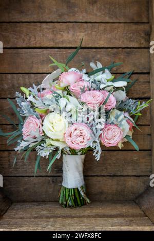 Bouquet de mariage avec rose, eustoma et fleurs d'orchidée. décor festif Banque D'Images
