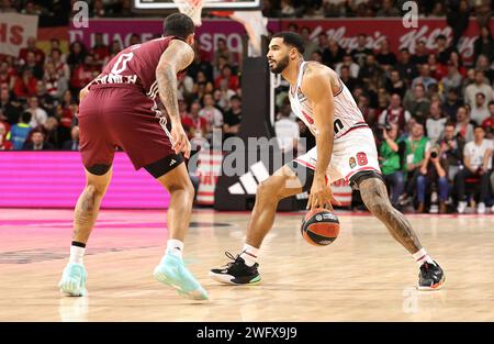 Zweikampf zwischen Nick Weiler-Babb (Bayern Basketball, #0) et Naz Mitrou-long (Olympiacos Piraeus, #8). GER, FC Bayern Basketball vs Olympiakos Piraeus, Basketball, Euroleague, saison 2023/2024, 01.02.2024, photo : Eibner-Pressefoto/Marcel Engelbrecht Banque D'Images