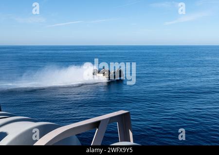 Une embarcation de débarquement, coussin d'air, affectée à l'Assault Craft Unit (ACU) 5, transite dans l'océan Pacifique lors d'opérations amphibies avec le navire de transport amphibie USS Somerset (LPD 25) de la classe San Antonio, le 13 janvier 2024. Le Boxer Amphibious Ready Group, composé de l'USS Boxer (LHD 4), du Somerset et de l'USS Harpers Ferry (LSD 49), et du 15th MEU embarqué, mène des opérations de routine et d'entraînement intégrées dans la 3rd Fleet. Banque D'Images