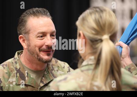 Le colonel Melissa Adamski, à droite, commandant du commandement de la préparation du renseignement militaire, reçoit les couleurs du commandement une dernière fois du Sgt Maj. (Ret.) Brian Bertazon, à gauche, lors d’une cérémonie de changement de responsabilité tenue au fort Belvoir, Virginie, le 21 janvier 2024. Le Sgt. De commandement Edward Bailey a assumé la responsabilité du sergent-major du Commandement de la préparation au renseignement militaire du sergent-major du Commandement sortant, le Sgt. De commandement (ret.) Brian Bertazon. Banque D'Images