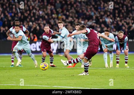 James Ward-Prowse de West Ham United marque le premier but de leur équipe du match depuis le point de penalty lors du match de Premier League au London Stadium, à Londres. Date de la photo : jeudi 1 février 2024. Banque D'Images