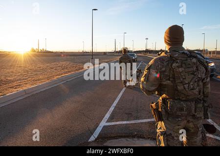 L'aviateur principal de l'US Air Force Cody Truman, l'aviateur de 1e classe Graham Bromwell, et le chien de travail militaire Atos, 27e escadron des forces de sécurité des opérations spéciales, travaillent la porte Portales à la base aérienne Cannon, N.M., 18 janvier 2024. Les défenseurs des 27 SOSFS sont l'une des nombreuses spécialités qui composent la Steadfast Line, renforçant collectivement les capacités de Cannon AFB grâce à leur vigilance, leur intégrité et leur innovation. Banque D'Images