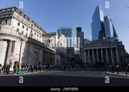 Londres, Royaume-Uni. 01 février 2024. Vue générale de la Banque d'Angleterre sur Threadneedle St à Londres. Le Comité de politique monétaire de la Banque d'Angleterre a décidé à l'heure du déjeuner de maintenir les taux d'intérêt à leur niveau actuel de 5,25%, l'inflation prédisant l'objectif de 2% du gouvernement d'ici le printemps. (Photo Tejas Sandhu/SOPA Images/Sipa USA) crédit : SIPA USA/Alamy Live News Banque D'Images