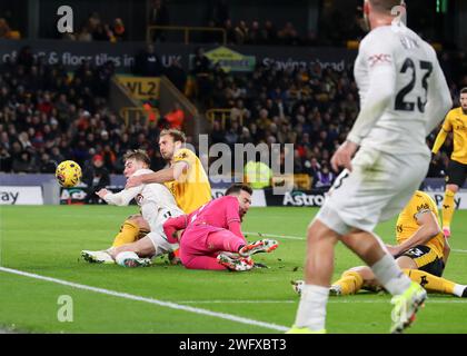 Wolverhampton, Royaume-Uni. 01 février 2024. Rasmus Højlund de Manchester United marque le but d'ouverture du match pour faire 0-2 Manchester United, lors du match de Premier League Wolverhampton Wanderers vs Manchester United à Molineux, Wolverhampton, Royaume-Uni, le 1 février 2024 (photo de Gareth Evans/News Images) à Wolverhampton, Royaume-Uni le 2/1/2024. (Photo Gareth Evans/News Images/Sipa USA) crédit : SIPA USA/Alamy Live News Banque D'Images