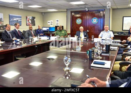 Des représentants de la direction du Homeland Security Task Force-Southeast Unified Command ont rencontré l’ambassade des États-Unis à Port-au-Prince, Haïti, le chargé d’Affaires Eric Stromayer, pour discuter de la posture de l’opération vigilant Sentry et d’autres initiatives de sécurité maritime au Coast Guard District Seven à Miami, Floride, le 8 janvier 2024. Le HSTF-se a été créé en 2003 et coordonne fréquemment les efforts de plusieurs organismes fédéraux, étatiques et locaux pour maximiser la préparation dans le cadre du plan OVS 2004 pour répondre aux événements migratoires maritimes dans toute la mer des Caraïbes. Banque D'Images