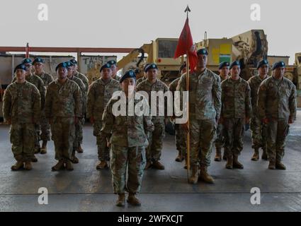 Des soldats américains affectés à la compagnie Bravo, 29th Brigade support Battalion (BSB), 29th Infantry Brigade combat Team, Hawaii Army National Guard, sont en formation lors de la cérémonie de changement de commandement de la 29th BSB à Kapolei, Hawaii, le 6 janvier 2024. La cérémonie de changement de commandement est une tradition de longue date au sein de l'armée qui commémore l'abandon du commandement en passant les couleurs de l'unité du commandant sortant au commandant entrant. Banque D'Images