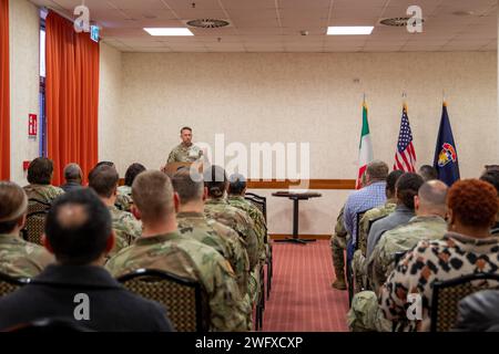 Commandant de l'armée des États-Unis Sgt. Reese Teakell, Force opérationnelle de l'Europe du Sud de l'armée des États-Unis, Afrique (SETAF-AF), sergent-major commandant, prend la parole lors de la cérémonie de nomination latérale du Sgt. Tameka Horne au Sgt. Major, à Caserma Ederle, Vicenza, Italie, le 5 janvier 2024. le sergent-major Horne est actuellement affecté à la SETAF-AF en tant que planificateur logistique G4. SETAF-AF fournit au Commandement américain en Afrique et à l'Armée américaine en Europe et en Afrique un quartier général dédié pour synchroniser les activités de l'Armée en Afrique et des options évolutives de réponse aux crises en Afrique et en Europe. Banque D'Images