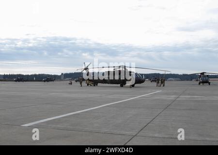 Les soldats affectés au 2e bataillon, 158e régiment d'aviation, 16e brigade d'aviation de combat, préparent un UH-60 Blackhawk pour un vol de familiarisation pendant l'Air Assault University à la base conjointe Lewis-McChord, Washington, le 16 janvier 2024. Le but de la classe est de préparer les soldats à l’exercice d’entraînement Cobra Gold en Thaïlande le mois prochain. Banque D'Images