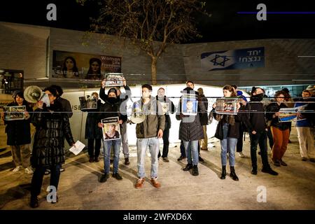 Des militants anti-guerre israéliens appellent au cessez-le-feu à Jérusalem JÉRUSALEM - FÉVRIER 01 : environ 20 militants israéliens se rassemblent devant le Musée de la tolérance de Jérusalem MOTJ pour protester, scandant des slogans anti-guerre et appelant à un cessez-le-feu pour Gaza à Jérusalem le 01 février 2024. Les manifestants portaient des photos des victimes des attaques israéliennes sur Gaza. Photo saeed qaq Copyright : xsaeedxqaqx  B9Z8991 Banque D'Images