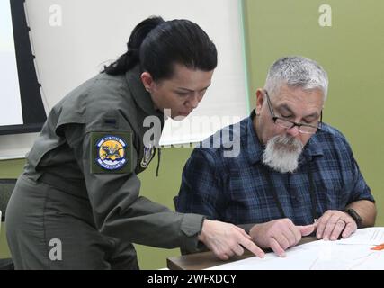 Le premier lieutenant Bethany Eutsey, entomologiste médical affecté au 757th Airlift Squadron, aide un participant au cours à cartographier en préparation de la démonstration de pulvérisation aérienne dans le cadre du cours d'applicateur de catégorie 11 de pulvérisation aérienne du ministère de la Défense au quartier général du district de contrôle des moustiques du comté de Manatee, Floride, du 8 au 11 janvier, 2024. Le cours annuel de catégorie 11 a lieu tous les deux ans en conjonction avec le Fly-in annuel de la Florida Mosquito Control Association. Banque D'Images