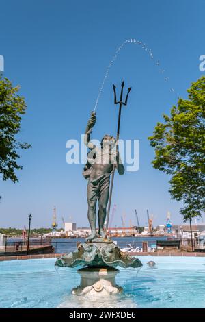 Portsmouth, NH, États-Unis. 12 juillet 2023 : Statue du Jeune Neptune, Prescott Park dans une ville touristique balnéaire de Nouvelle-Angleterre. Banque D'Images