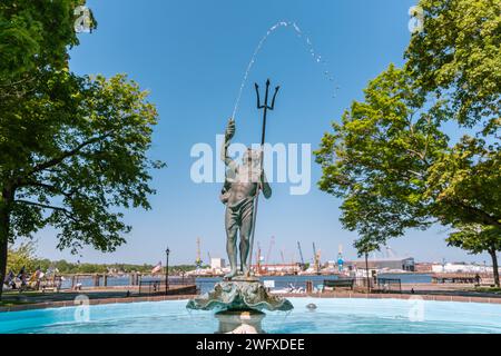 Portsmouth, NH, États-Unis. 12 juillet 2023 : Statue du Jeune Neptune, Prescott Park dans une ville touristique balnéaire de Nouvelle-Angleterre. Banque D'Images