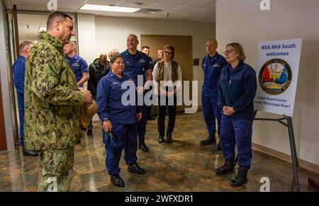 240122-N-KY668-1255 MILLINGTON, TENNESSEE - (22 janvier 2024) - le capitaine Michael Mosbruger, commandant à bord de Naval support Activity (NSA) Mid-South, parle avec l'amiral Linda L. Fagan, commandant de la Garde côtière, lors d'une visite de la base, le 22 janvier 2024. Le secteur de la Garde côtière américaine Lower Mississippi River est en train de déménager dans son nouveau bureau à bord de NSA Mid-South. Banque D'Images