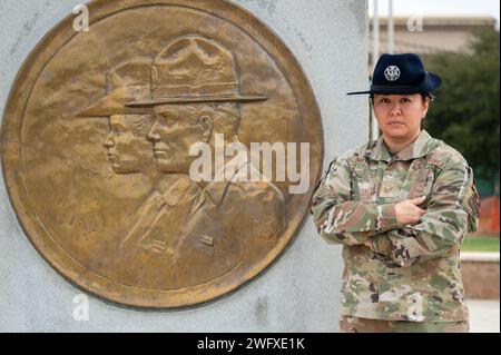 Instructeur militaire Tech. Le sergent Madison Smith pose devant le monument de l’instructeur militaire le 26 janvier 2024. Banque D'Images