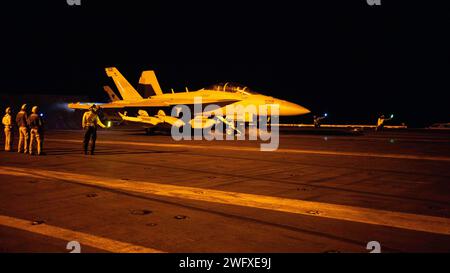 240112-N-VC924-1111 RED SEA (12 janvier 2024) l'USS Dwight D. Eisenhower (CVN 69) mène des opérations aériennes en réponse à l'augmentation du comportement malveillant des Houthis soutenu par l'Iran en mer Rouge, 12 janvier 2024. Le Dwight D. Eisenhower Carrier Strike Group est déployé dans la zone d'opérations de la 5e flotte américaine pour soutenir la sécurité maritime et la stabilité dans la région du Moyen-Orient. Banque D'Images