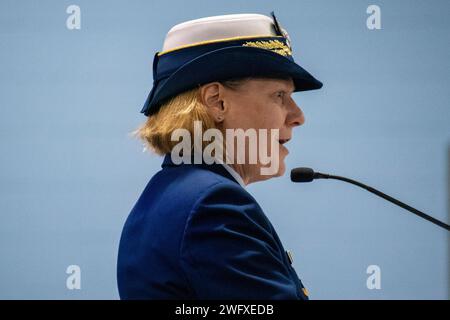 L’amiral Linda Fagan, commandant de la Garde côtière, prononce un discours lors d’une cérémonie de désignation communautaire de la Garde côtière pour le Grand Charleston à Charleston, en Caroline du Sud, le 26 janvier 2024. Une collectivité de la Garde côtière est une désignation honorifique reconnaissant les efforts particuliers des collectivités pour célébrer le service et le sacrifice des hommes et des femmes de la Garde côtière. Banque D'Images