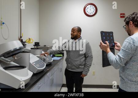 PHILADELPHIE (3 janvier 2024) Douglass Bryant, ingénieur en matériaux au Naval surface Warfare Center, Philadelphia Division (NSWCPD), effectue une tournée de familiarisation avec le laboratoire de la Direction des pétrofluides et de la performance des matériaux (C/331) le 3 janvier 2024 dans le cadre de la série mensuelle recherche et développement (R&D) du commandement. Le NSWCPD emploie environ 2 800 ingénieurs civils, scientifiques, techniciens et personnel de soutien. L'équipe NSWCPD fait la recherche et le développement, les essais et l'évaluation, le soutien à l'acquisition, et l'ingénierie en service et logistique pour les machines non nucléaires, machines de navire sy Banque D'Images