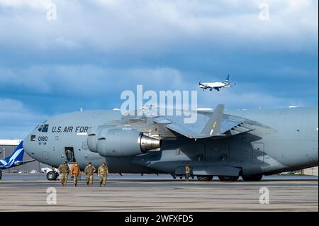 Les mainteneurs affectés au 911th Aircraft Maintenance Squadron traversent la ligne de vol à la station de réserve aérienne de l'aéroport international de Pittsburgh, Pennsylvanie, le 4 janvier 2024. Les mainteneurs effectuent diverses tâches pour assurer la disponibilité opérationnelle de l'aéronef. Banque D'Images