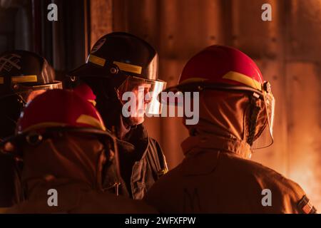 GRANDS LACS, il. (10 janvier 2024) le technicien en chef de Hull Heath Kornack, de Détroit, aide les marins de l'accession au cours de combat de surface Warfare Engineering Schools Command Great Lakes General Shipboard Fire Fighting (GSF) à la base navale de Great Lakes, le 10 janvier 2024. Le programme de deux jours comprend des leçons en classe relatives à la chimie du feu, des classes de feux (alpha, bravo et charlie), l'organisation des pompiers, les extincteurs portatifs, l'équipement de protection, ainsi que l'appareil respiratoire autonome pendant la première journée, et les laboratoires d'entraînement à la lutte contre les incendies en direct couvrent le boyau sauvage, la manipulation du boyau, a Banque D'Images