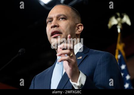 Washington, États-Unis. 01 février 2024. Hakeem Jeffries (D-NY), leader de la minorité à la Chambre, s'exprimant lors d'une conférence de presse au Capitole des États-Unis. Crédit : SOPA Images Limited/Alamy Live News Banque D'Images