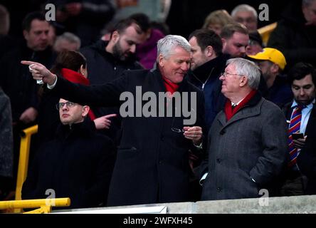 L'ancien entraîneur de Manchester United Sir Alex Ferguson, l'ancien directeur général de Manchester United David Gill et l'actuel directeur général par intérim Patrick Stewart dans les tribunes avant le match de Premier League au Molineux Stadium, Wolverhampton. Date de la photo : jeudi 1 février 2024. Banque D'Images